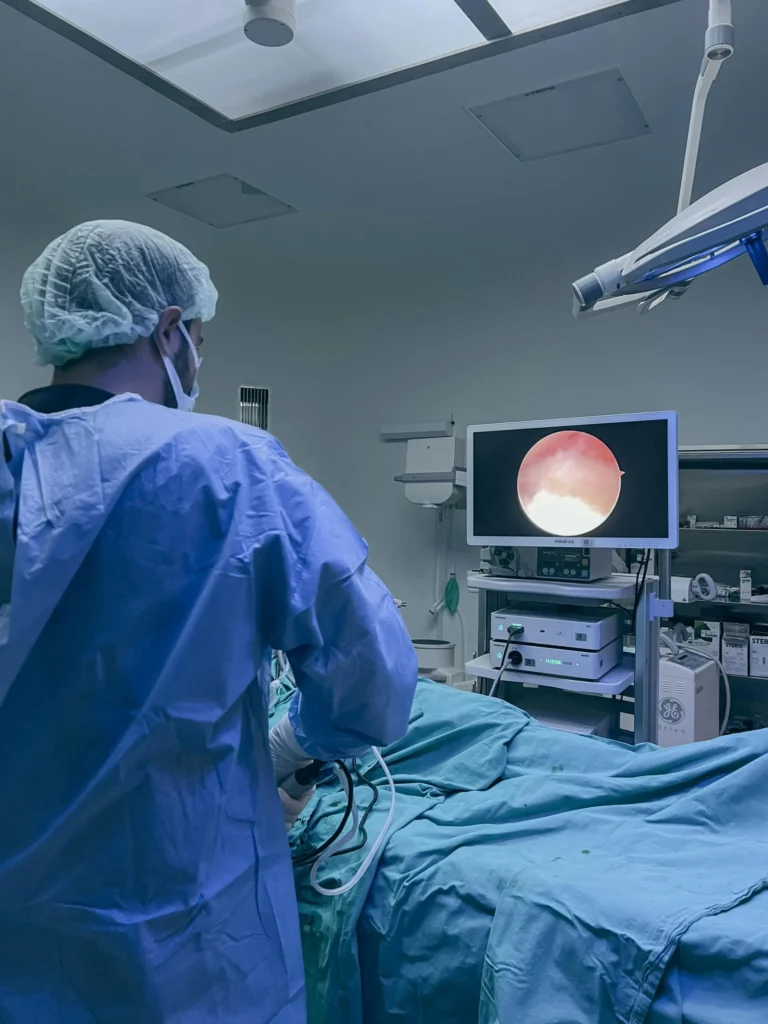 Médico realizando una endoscopia digestiva en quirófano con equipo especializado en Gastrobariatrics